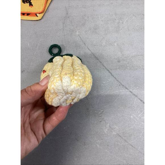 Set Of 7 Handmade Vintage - 5 Crochet Pot Holders, & A Corn And Chicken Figure - Picture 15 of 16